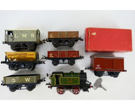 Hornby - An O gauge clockwork 0-4-0 tank engine number 460 in LNER green livery with a boxed goods van and 5 x unboxed wagons