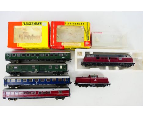 Fleischmann - 2 x unboxed HO scale locos, 4 x coaches and 3 x empty boxes including Deutsche Bahn Class 212 380-0 Diesel # 42