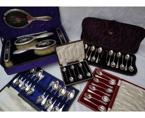 A George V Silver and tortoiseshell dressing table set comprising two clothes brushes, two hair brushes, comb and mirror, Lon