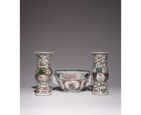 A CHINESE FAMILLE VERTE QUATREFOIL BOWL AND A NEAR PAIR OF GU-SHAPED VASES KANGXI 1662-1722 The bowl with scroll side handles