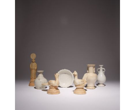 SEVEN CHINESE CERAMIC ITEMS TANG DYNASTY AND LATER Comprising: a white glazed barbed-rim dish, a white glazed vase with a fla