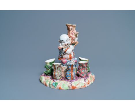 Full title: A chinoiserie group, Bayeux porcelain, France, 19th C.Description: H.: 25 cm - L.: 24,5 cmCondition reports and a