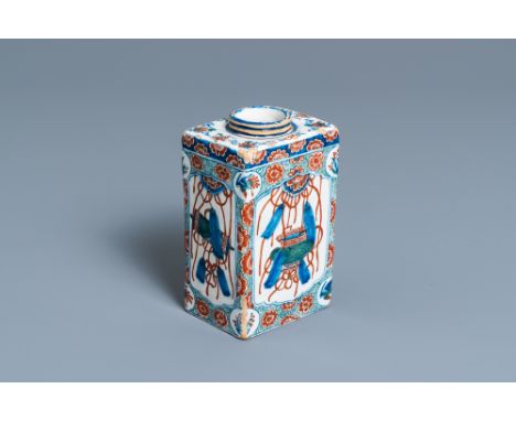 Full title: A Dutch Delft cashmere palette tea caddy, 1st half 18th C.Description: H.: 15 cmÊ Marked IVL on the base for Joha