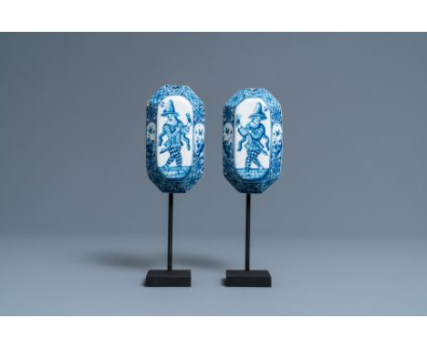 Full title: A pair of Dutch Delft blue and white 'harlequin' brush backs, 1st half 18th C.Description: Dim.: 12,5 x 7 x 2,5 c