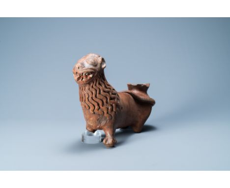 Full title: A lion-shaped pebble-inlaid stoneware oil lamp or ewer, Badajoz, Portugal, 15/16th C.Description: L.: 32 cm - H.: