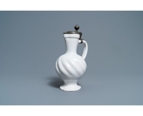 Full title: A gadrooned white Dutch Delftware jug with pewter cover, 17th C.Description: H.: 27 cm - L.: 16,5 cmÊ Condition: 