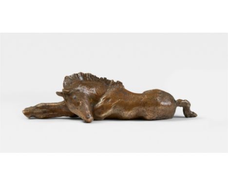 Renée Sintenis, Neugeborenes Fohlen (Liegendes neugeborenes Fohlen)Bronze. Höhe 3,7 cm. Unter dem Bauch eingeritzt monogrammi
