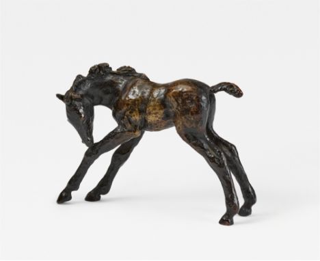 Renée Sintenis, Sich leckendes FohlenBronze. Höhe 10 cm. Außen am rechten Hinterhuf mit dem Monogramm 'RS' versehen und unter