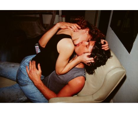 Nan Goldin, Risé and Monty kissing, New York CityCibachrome-Abzug auf Kunststoffplatte. 39,5 x 59 cm (41 x 60,8 cm). Rückseit