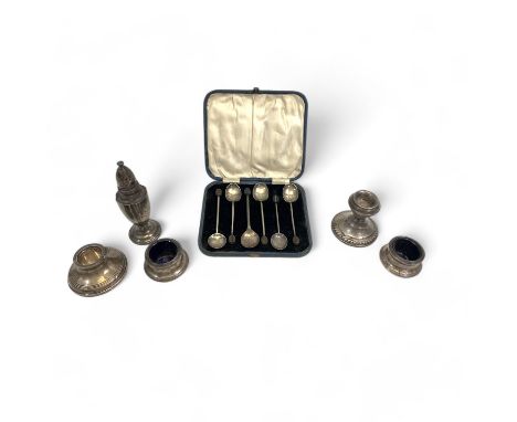 Assorted silver items, comprising a silver pepperette, two silver open salts, a silver candle nozzle, a dwarf candlestick, an