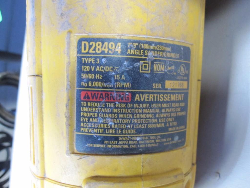 ... Lote 1010 - Dewalt D28494 7"/9" Angle Sander/Grinder S/