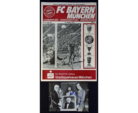 1976 UEFA Super Cup match programme Bayern Munich v Anderlecht 17 August 1976 (Final 1st Leg) hand signed to the cover photo 
