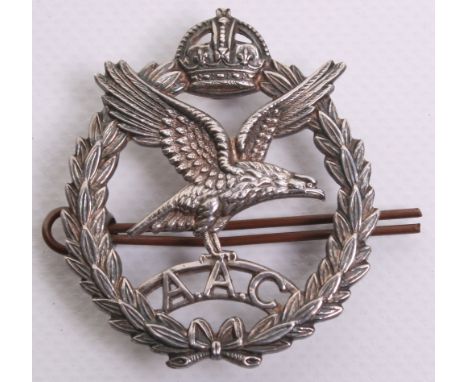 1942 Hallmarked Silver Army Air Corps Officers Beret Badge, of superior quality and finely detailed. Reverse of the badge has