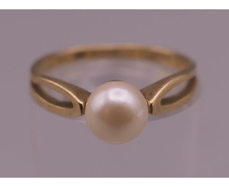 A 9 ct gold pearl ring. Ring size L. 1.6 grammes total weight.