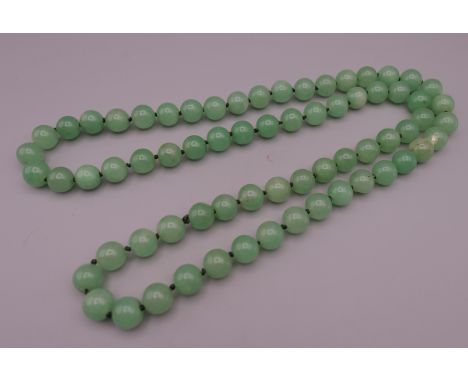 A jade necklace. 84 cm long.