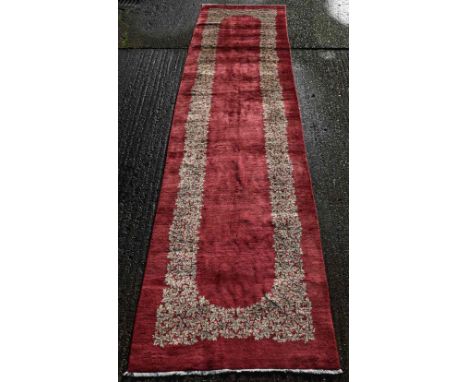 A Kirman runner. 460 x 110 cm.
