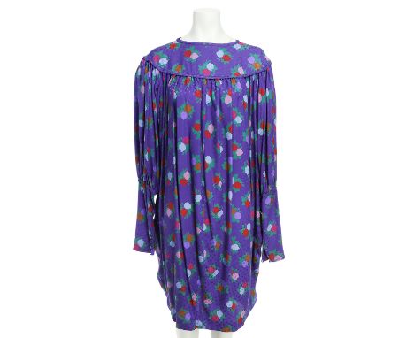SAINT LAURENT RIVE GAUCHE VINTAGE Kleid, Gr. 38 (fr. 40). Lilafarbenes Modell mit Punkten und floralem Motiv, Bischoffärmeln,