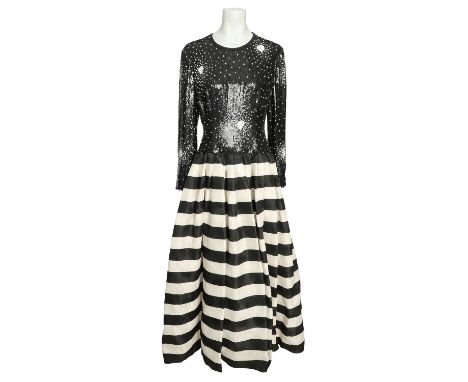ESCADA COUTURE Abendkleid, Gr. 38. Oberteil mit langen Ärmeln, Reißverschluss und Raffung am Ärmelsaum, Rundhalsausschnitt, P