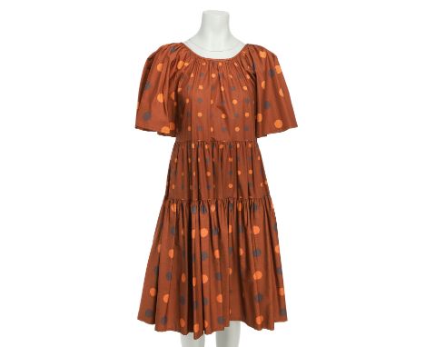 SAINT LAURENT RIVE GAUCHE VINTAGE Kleid, Gr. 34 (fr. 36). Braunes Modell mit Punkte-Design, Stufenschnitt und weiten Ärmeln. 