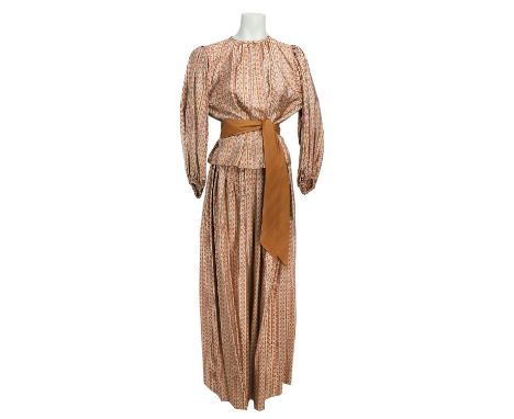 SAINT LAURENT RIVE GAUCHE VINTAGE Ensemble, Gr. ca. 38. Bluse und Rock mit floralem Motiv in Brauntönen. Tragespuren vorhande