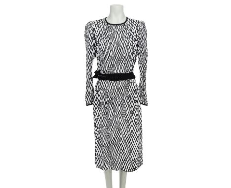SAINT LAURENT RIVE GAUCHE VINTAGE Kleid, Gr. 38. Weißes Midi Modell mit schwarzem Design, Schulterpolstern, dekorativen Falte