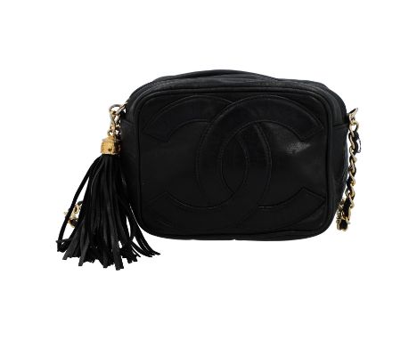 CHANEL VINTAGE Umhängetasche. Koll. 1986-1988. Fein genarbtes Leder in Schwarz mit goldfarbener Hardware. Beidseitig mit groß