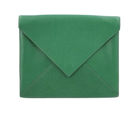 HERMÈS VINTAGE Clutch "ENVELOPE". Fein genarbtes Madame Leder (ähnlich wie Epsom Leder) in Dunkelgrün. Clutch in Form eines B