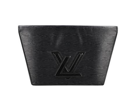 LOUIS VUITTON VINTAGE Clutch "TRAPÈZE", Koll.: 1991. Epi Leder Serie in Schwarz mit drehbarem Logo-Verschluss am Überschlag. 