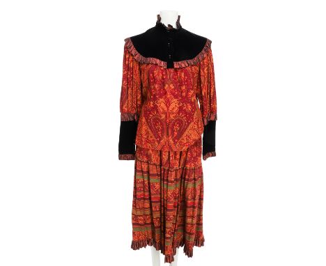 SAINT LAURENT RIVE GAUCHE VINTAGE Ensemble, Gr. 42 (fr. 44). Koll.: 70er Jahre. Paisley in Rottönen mit Details aus Samt und 