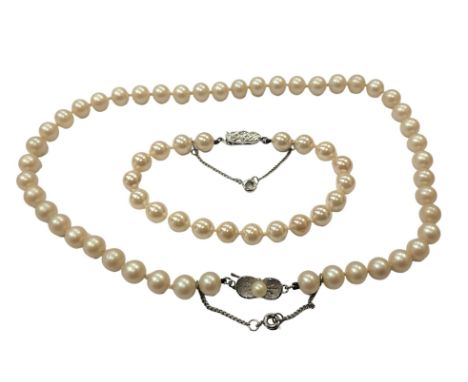 A costume pearl necklace with matching bracelet 