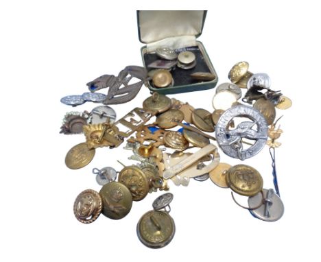 A quantity of mixed military cap badges and buttons, together with a rolled gold dress ring 