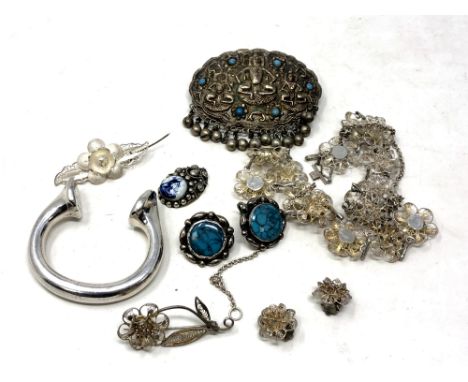 Assorted silver jewellery including heavy stirrup bangle
