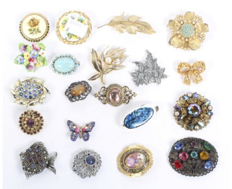 A selection of twenty vintage brooches, of assorted designs, some floral ceramic examples, others with metal mounts and set w