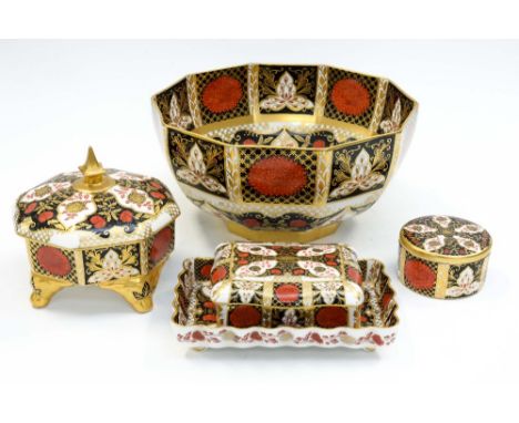 Three Abbeydale covered Chrysanthemum trinket dishes and a footed stand (4)