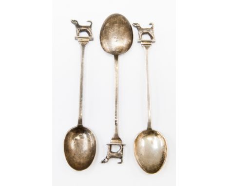 Three George V art deco sterling silver teaspoons, marked for Deakin and Francis, Birmingham c1935, each topped with a finial