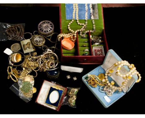 A collection of assorted costume jewellery including bracelet and matching pendant necklace, faux pearl necklace, silver dres