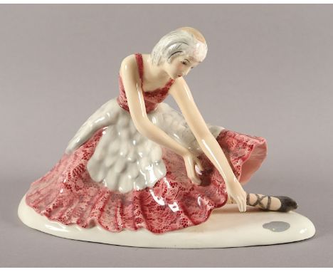 TÄNZERIN, Keramik, polychrom bemalt, glasiert, L 28,5, Modellnummer 6361/399/31, GOLDSCHEIDER, WIEN, um 1935