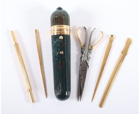 FEINES REISE-NECESSAIRE, Etui aus moosgrünem Heliotrop mit roten Einsprenkelungen und Rillendekor, Montierung und Utensilien 