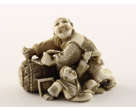 GROSSES NETSUKE, Elfenbein, Bauer und Knabe, der Mann bindet ein großes Bündel, H 4, sign., JAPAN, Meiji-Zeit