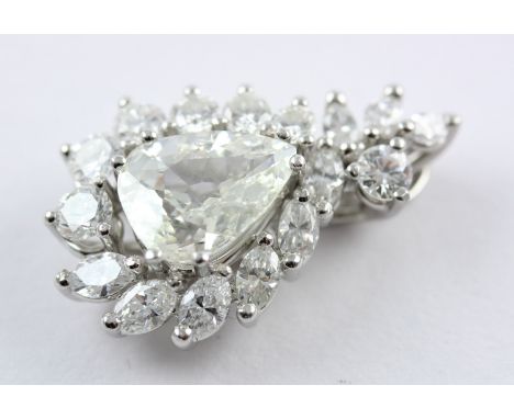 DIAMANT-ANHÄNGER, 750/ooo Weißgold, besetzt mit einem Diamanttropfen von ca. 1,53 ct., p1, Farbe: J, entouriert von 7 Diamant