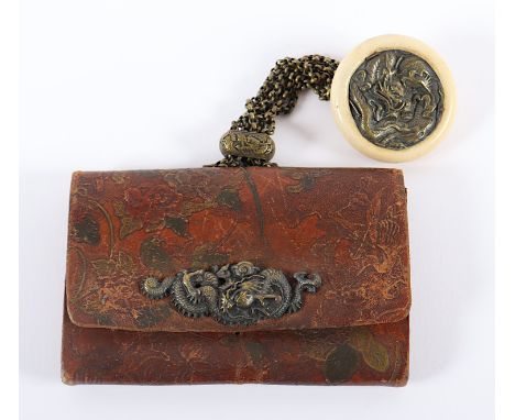 TABAKO-IRO, geprägte Ledertasche mit Messing-Kanamono in Form eines Drachen, Gliederkettenstrang und Ring Messing, Bein-Kagam