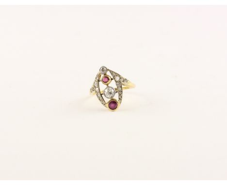 JUGENDSTIL-RING, 750/ooo Gelbgold, besetzt mit zwei Rubinen, einem Altschliffdiamanten und Diamantrosen, RG 55, 3,6g