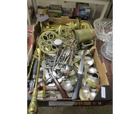 BOX CONTAINING LARGE QUANTITY OF VARIOUS CUTLERY, TOASTING FORK, CANDLE SNUFFER, VARIOUS OTHER BRASS WARE INCLUDING TRIVET, C