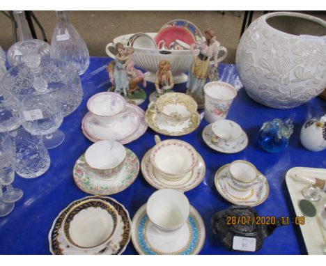 QUANTITY OF VARIOUS CERAMICS INCLUDING DECORATIVE CUPS AND SAUCERS, WEDGWOOD PLANTER ETC