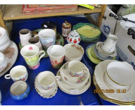 VARIOUS HOUSEHOLD CERAMICS INCLUDING WEDGWOOD LEAF PLATES, CROWN DEVON ETC TOGETHER WITH A COLIBRI TABLE LIGHTER