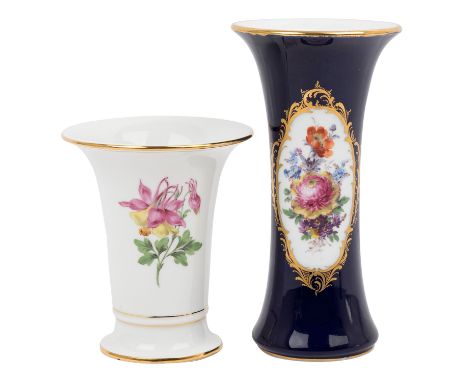 MEISSEN 2 Vasen, ab 1924. 1 Stangenvase kobaltblau gefasst, in Rocaillenkartusche feine polychrome Blumenmalerei, goldstaffie