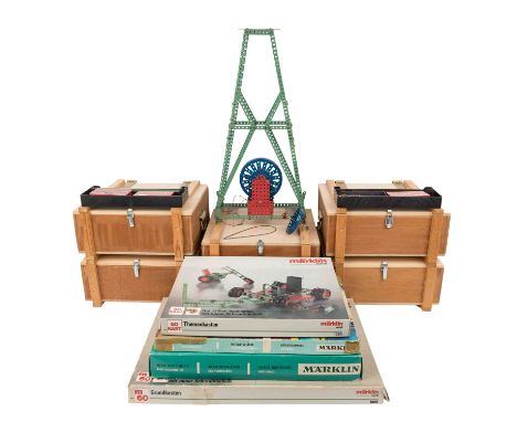MÄRKLIN umfangreiches Ersatzteile-Konvolut für kleine und große Tüftler*innen, darunter 5 Märklin-Holzkästen, bestückt mit Or