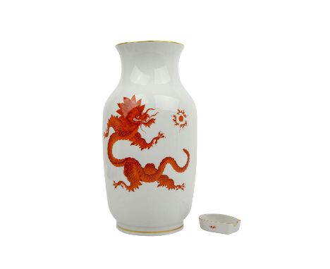 MEISSEN Vase und Aschenbecher 'Ming-Drache eisenrot', 2. Wahl, 20. Jh. Weißporzellan mit feiner Drachenmalerei in Eisenrot un