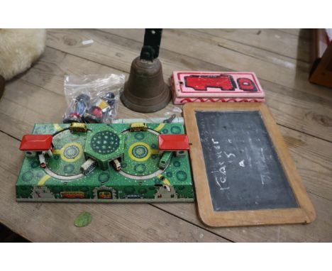 Vintage collectables to include tin plate toy etc. 