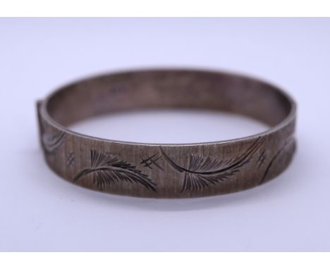 Heavy silver hinged bangle 